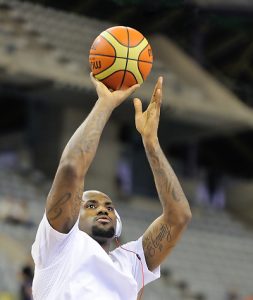 Miami gana la batalla en Chicago; Spurs vencen en Oakland