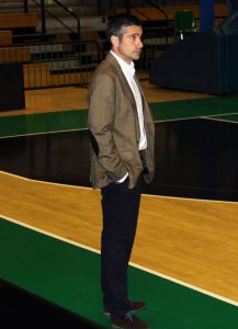 PAE no puede remontar el 11-27 del 1r cuarto y Clínicas tiene el primer Match Point