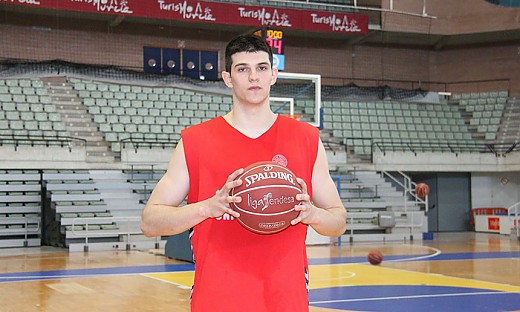 Aleksandar Marelja llega a Murcia en la semana más polémica de Marcus Lewis