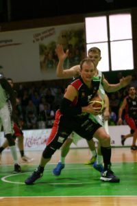 Pozas (11 faltas recibidas) lidera al Clínicas Rincón para empatar la serie