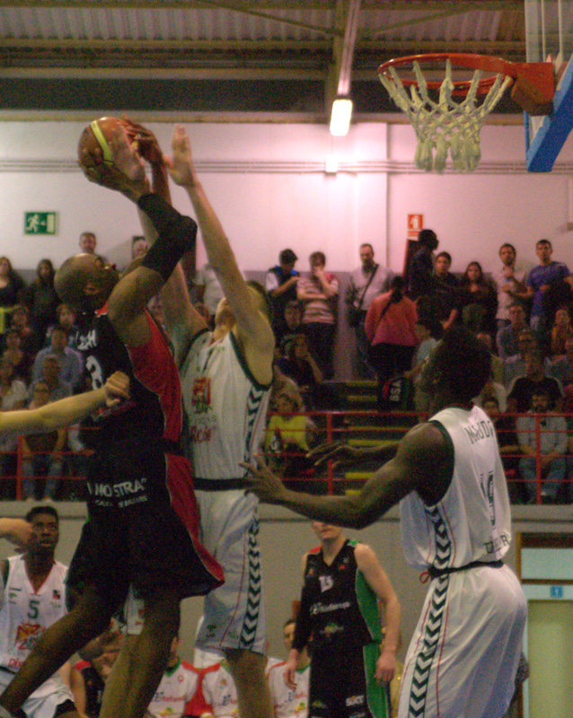 El trío Matemalas-Blair-Joseph llevan al PAE al 5º partido pese a Todorovic