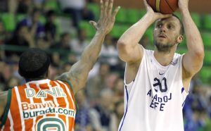 Debacle de Fenerbahce, triple salvador de Savanovic; Galatasaray, a un paso de la final