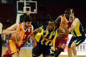 La convulsión política llega al basket turco: Akyol retira un micro de medio oficialista