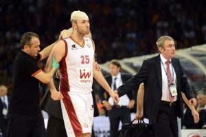 Un triple de Arslan deja a Galatasaray a un paso del título. Macvan da el susto