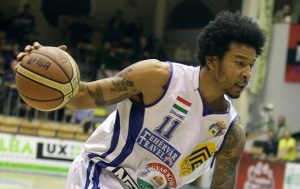 Damian Hollis se conforma con Biella; dos ex Estu, Ahearn y Deane, a Budivelnik y Kransye