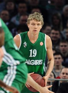 Plaza abre la puerta, Toolson entra y Kuzminskas espera en el descansillo. ¿Salidas?