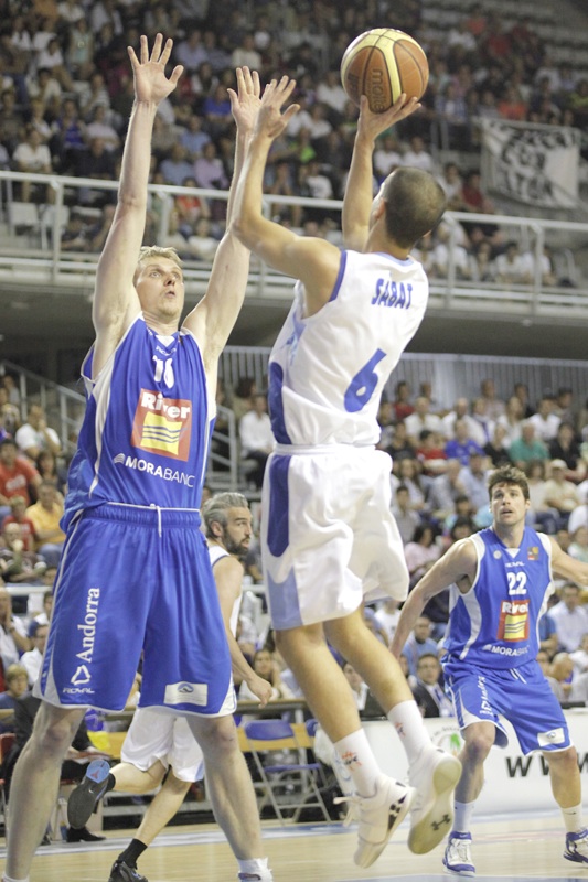 Tomas Hampl seguirá siendo el techo de River Andorra; Schreiner también renueva