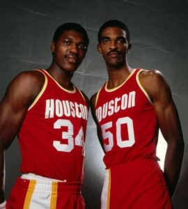 Olajuwon augura unos Rockets “mortales”; Magic elogia a Jordan y Shaq se hace de los Kings
