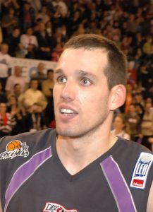 El capitán Carles Bravo renueva su compromiso con el Palencia Baloncesto