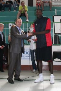 Cheikhouna Kane, la nueva perla africana de Unelco Tenerife, asombra en el Torneo Cadete de Terrassa