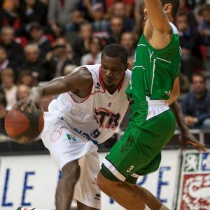 La Bruixa d’Or cierra el fichaje de Kouguere; Rost renueva con CB Canarias