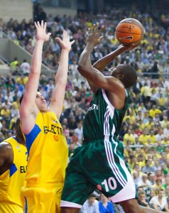 Romain Sato, broche de oro para la plantilla del Valencia Basket