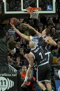 Tomas Satoransky se luce ante los ojeadores NBA con un 2+1 ganador en Miribilla (76-79)