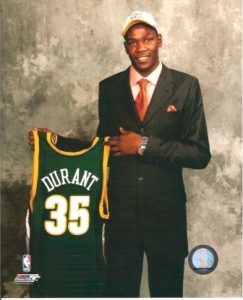 Kevin Durant se lo tira todo para anotar 63 puntos en un remember Supersonic