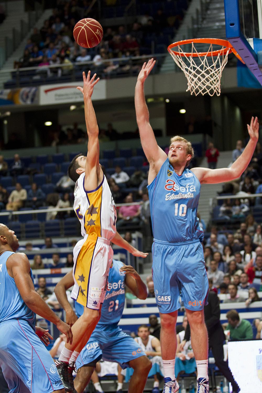 David Navarro, con la carta de libertad bajo el brazo