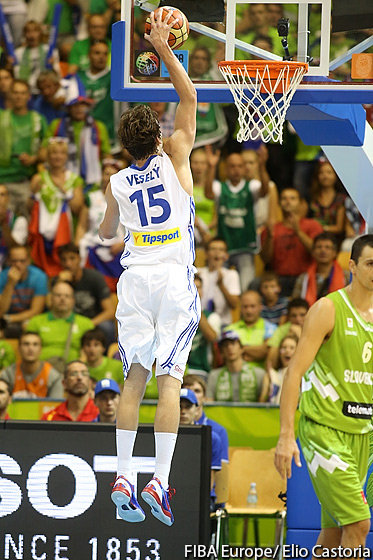 ¡Regresa la azzurra! Turquía, en caída libre. Barton y Janicenoks, héroes; Vesely, MVP