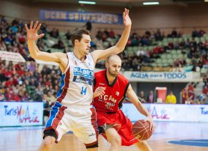Estudiantes: Miso entra por la puerta de la que sale English