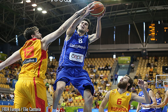 España somete a República Checa desde la defensa y recupera la chispa Rudy-Ricky (60-39)