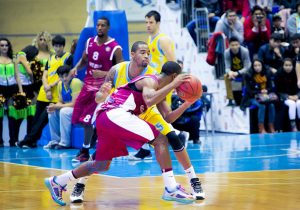 Aaron Miles sonríe a la inspiración en Samara