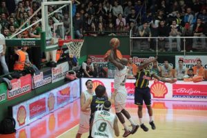 Itoudis le gana la partida a su maestro Obradovic y Banvit, más líder. Jack Cooley, MVP