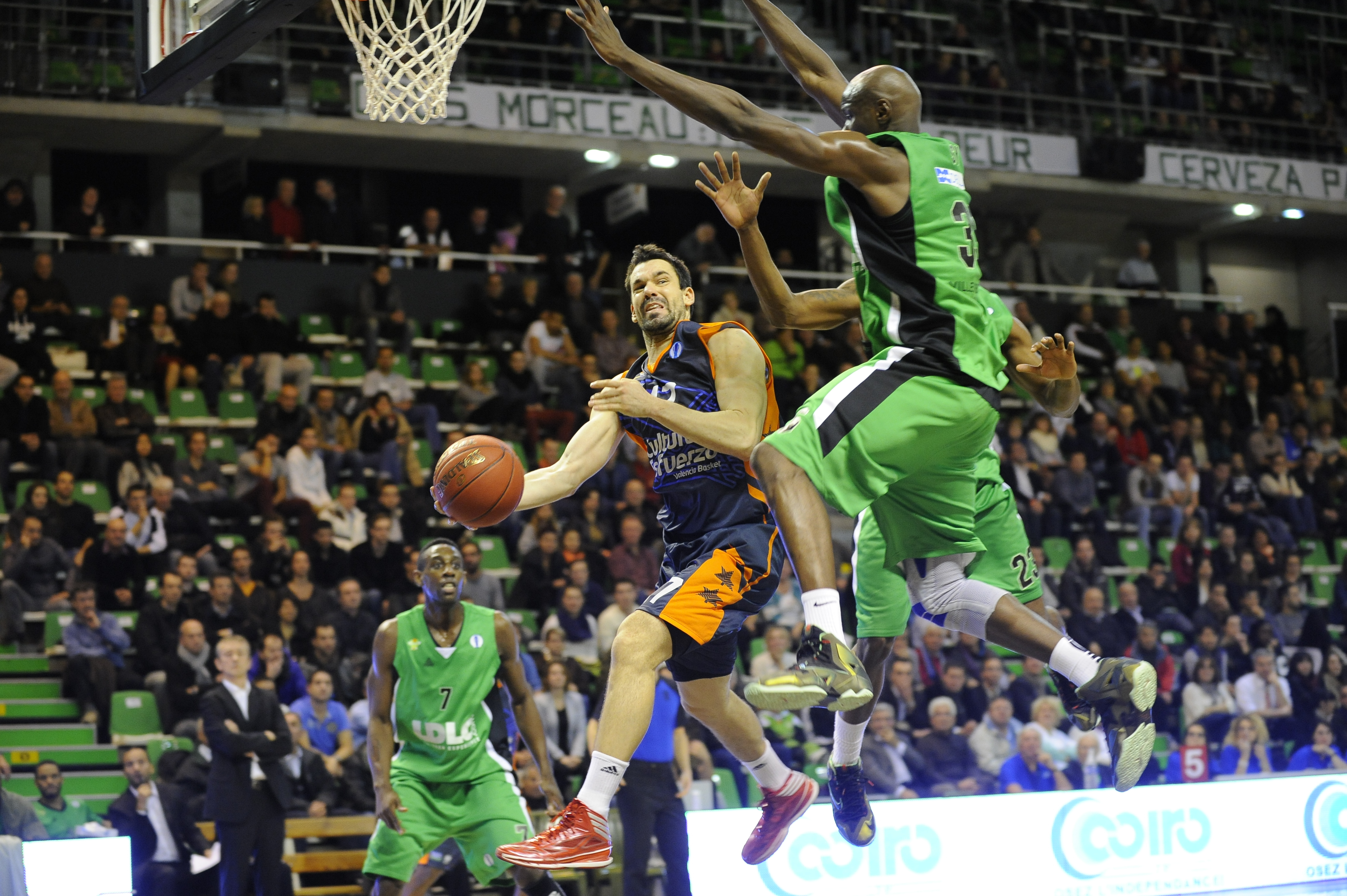 Valencia pierde el partido y a Aguilar ante Asvel. Buzzer beater de Dixon. Mike Green, MVP