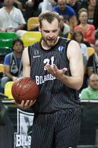 Chalon facilita a Bilbao Basket dar la de cal (77-67). Carmichael, ¿sentenciado?