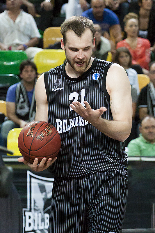 Chalon facilita a Bilbao Basket dar la de cal (77-67). Carmichael, ¿sentenciado?