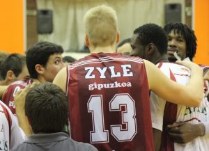 Adecco Plata (J 08): Polémica en el derbi vasco. Prat vence al PAE pese al MVP de Vicens