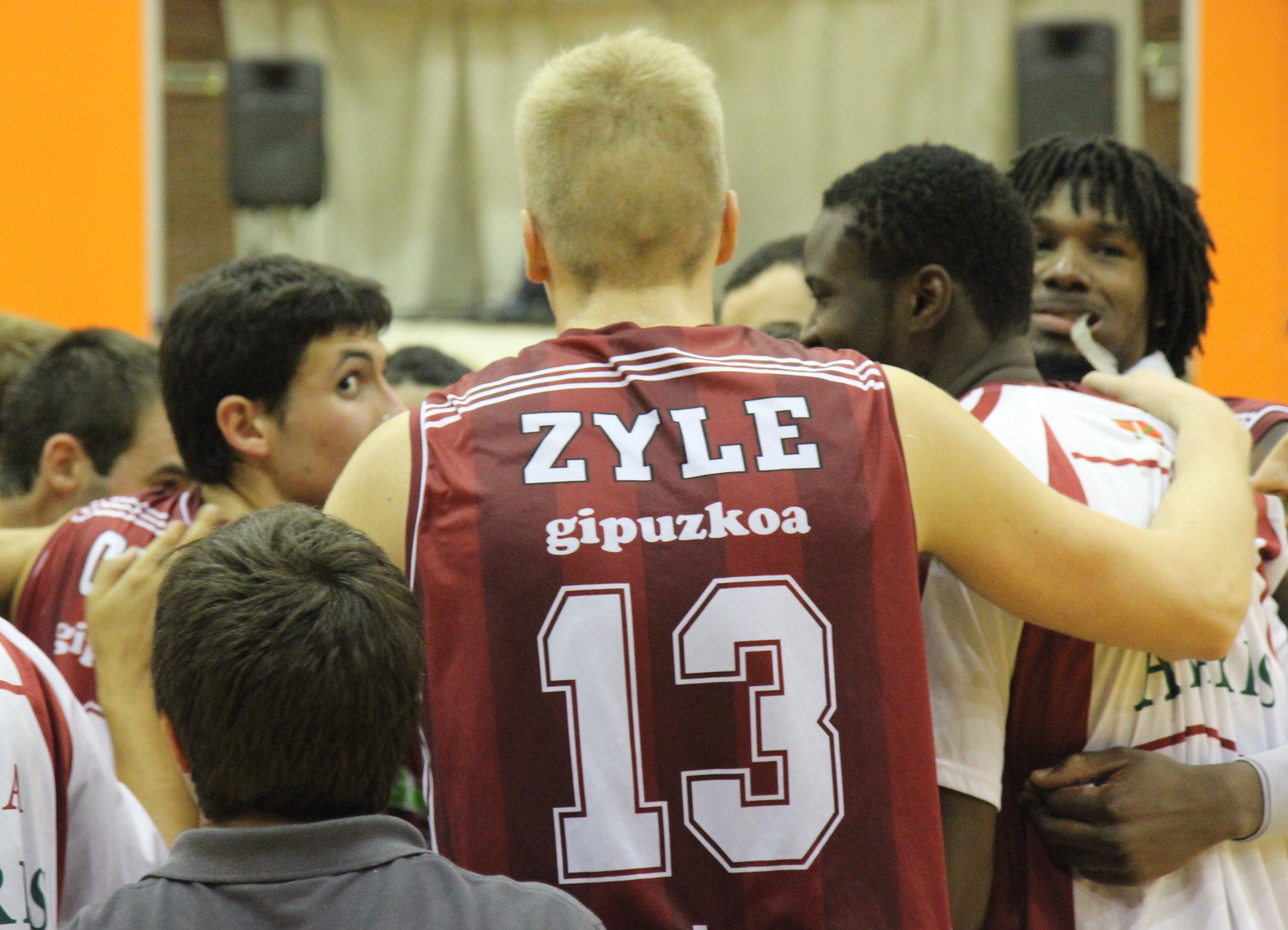 Adecco Plata (J 08): Polémica en el derbi vasco. Prat vence al PAE pese al MVP de Vicens