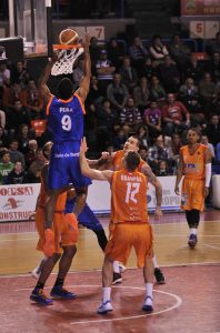 Coruña conquista El Plantío y aleja al Burgos de la Copa. COB vence el duelo de colistas