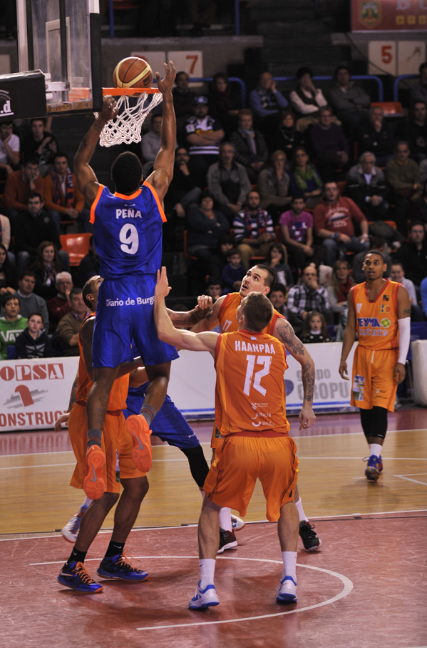 Coruña conquista El Plantío y aleja al Burgos de la Copa. COB vence el duelo de colistas