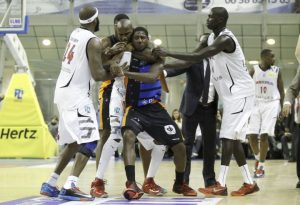 Gran pelea en Francia: intento de estrangular a Holland; partido suspendido y sanciones