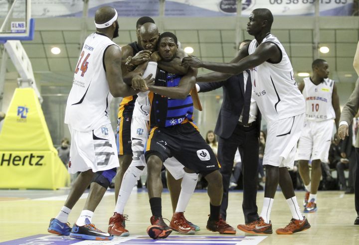 Gran pelea en Francia: intento de estrangular a Holland; partido suspendido y sanciones