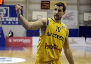 ¿Qué harías si te encuentras una cartera con 900 euros? Travis Leslie te cuenta su caso