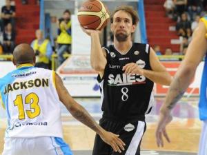 Lega (J15): Ante la crisis, suben los jugadores italianos; Emporio Armani coge el último billete para la Coppa; Szymon Szewczyk rompe a Varese con 49 de valoración; festín de Sassari ante Montepaschi