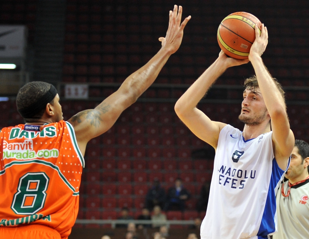 Banvit afianza su liderato acabando con la racha de Efes. Chuck Davis, MVP