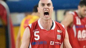 Vincenzo Esposito (44 años) se vuelve a vestir de corto para ayudar al equipo que entrena