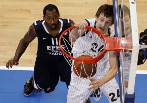 Erden y Vesely, poderío en la pintura de Fenerbahce; Lawal, de LEB Plata a Euroliga