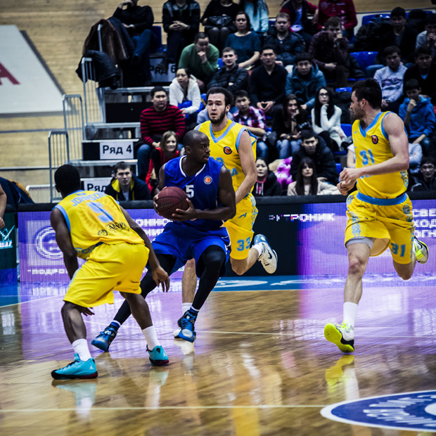 13 asistencias de Johnson y 7 tapones de Lawal para empujar al Astana hacia el play-off