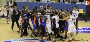 Vídeo: Cuando la cancha se convierte en un ring de boxeo