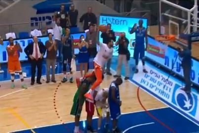 Tyler Honeycutt machaca sobre 4 jugadores; ¿el mejor mate de la historia en Europa?