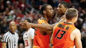 La estrella universitaria Marcus Smart pierde los papeles: empuja a un espectador