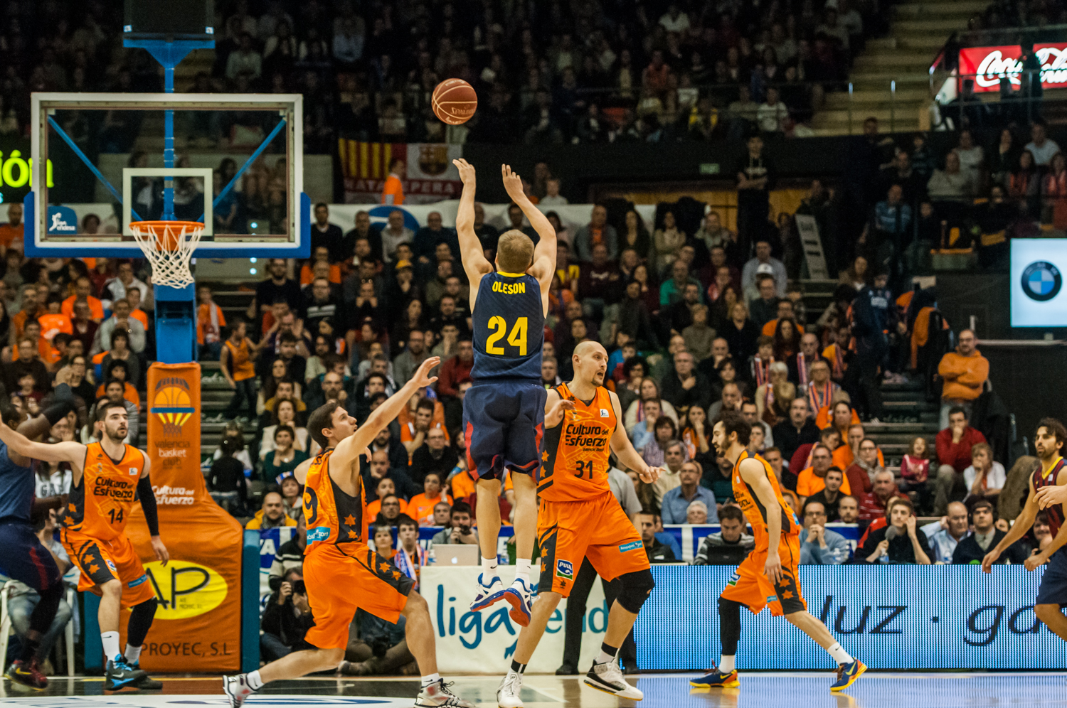 Oleson saca la artillería para que Barça siga invicto. Krstic domina