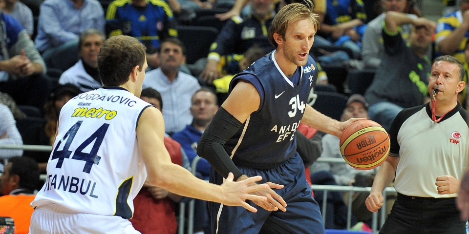 El Smallball de Fenerbahce puede con Efes; Theodore, héroe; gran debut de Bajramovic