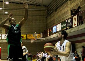 Zoco Plata: Garfield Blair, cortado en Cáceres, llega a Marín ocupando el hueco de Homs