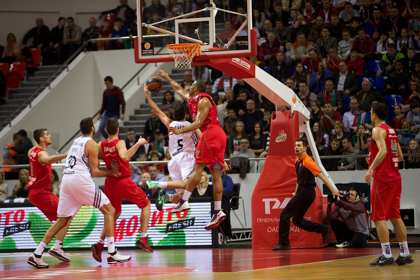 Unicaja se rehace del golpe de la Copa. El Chacho, excelso en otra victoria blanca