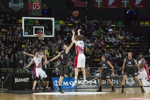 Adiós de Bilbao; un buzzer beater de Rudez mantiene vivo al CAI; pase para Valencia