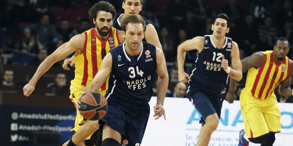 Odom no evita la conquista malagueña. Dorsey palmea la victoria de un Barça invicto