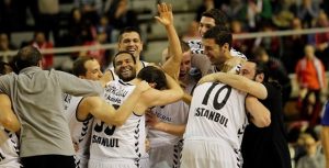 Lofton deja en la cuneta al CAI. Pachanga helena para BB. Agresión en Ljubljana (Vídeos)