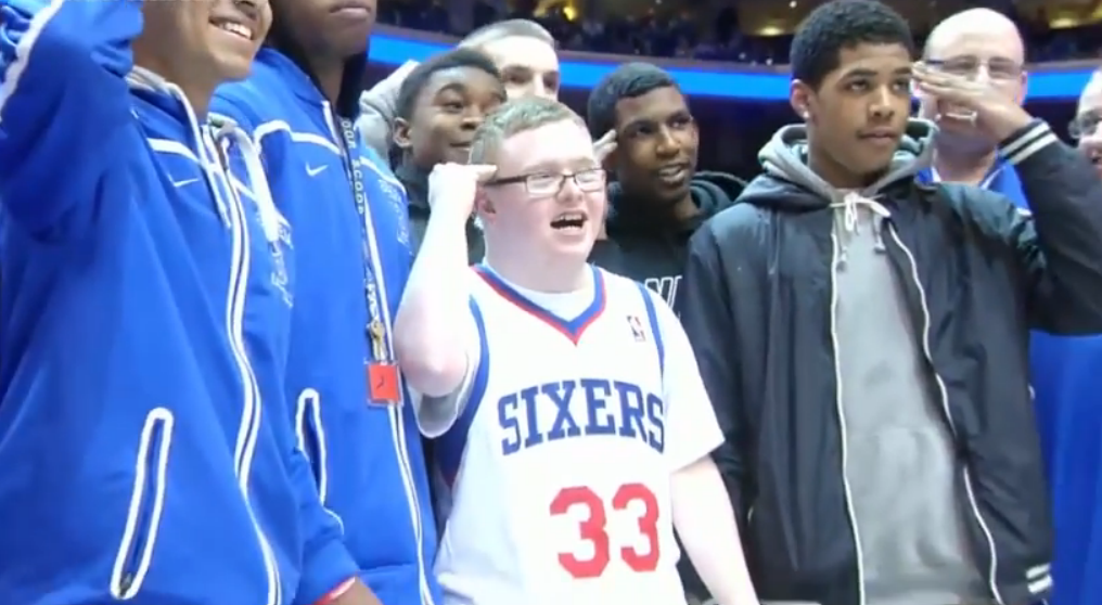 Philadelphia 76ers hace realidad el sueño de Kevin Grow en la gran noche de LeBron